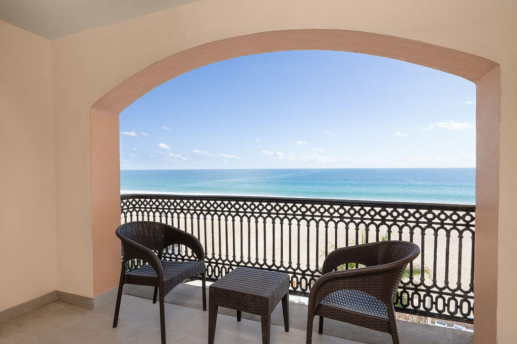 Balcony with the open sea straight ahead